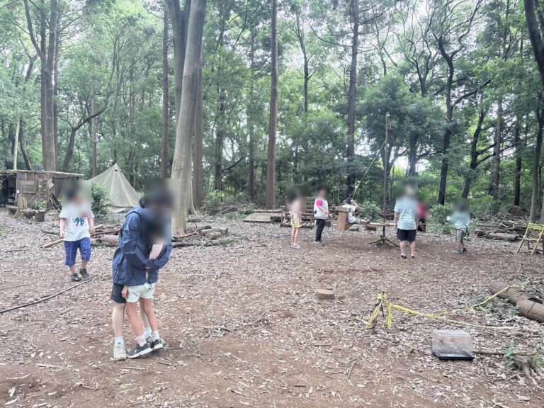 森の広場で遊ぶ子どもたち
