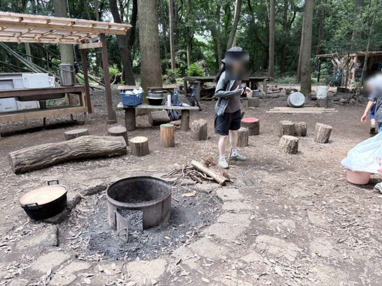 火おこしをした野外炊事場