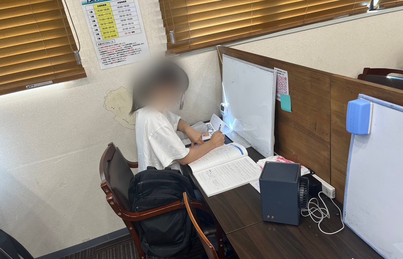 自習室で勉強する生徒