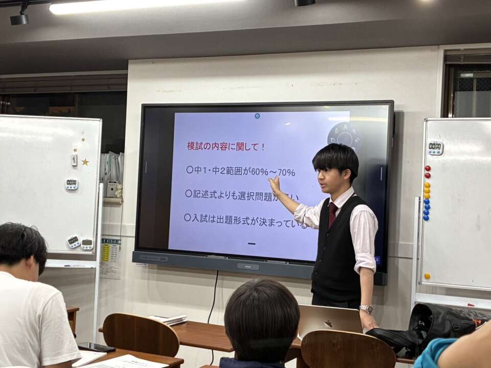 藤田が学習ガイダンスで高校入試や模試について説明している様子