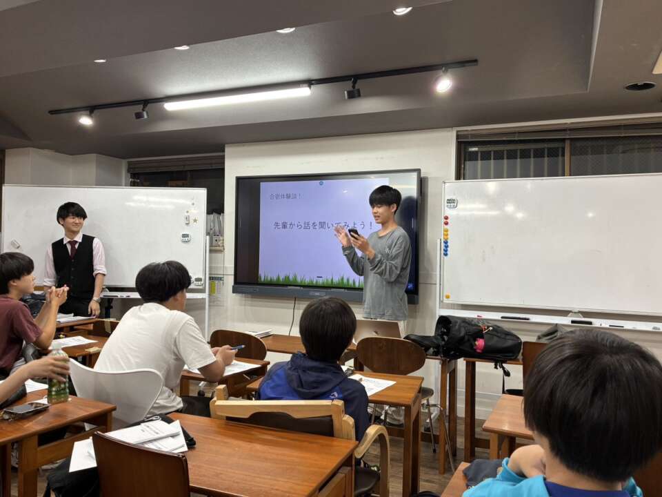 先輩が夏合宿の体験談を中3生に話している様子